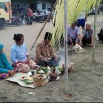 Pelaksanaan Larung Sembonyo Pantai Sine